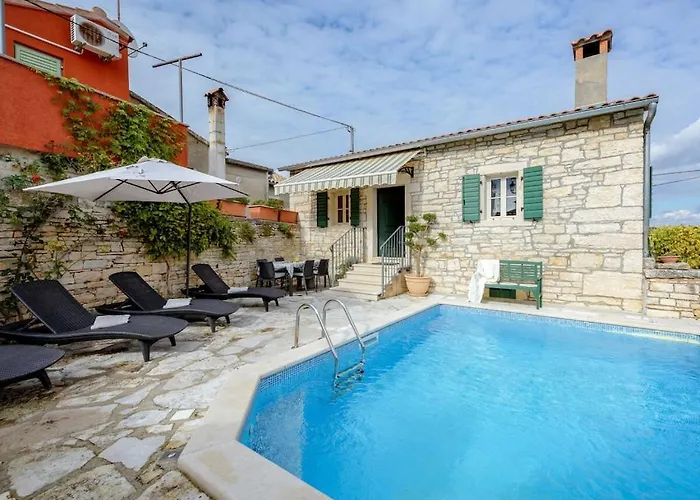 In With Swimming Pool Vila *