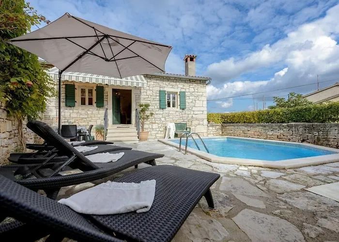 Vila In With Swimming Pool