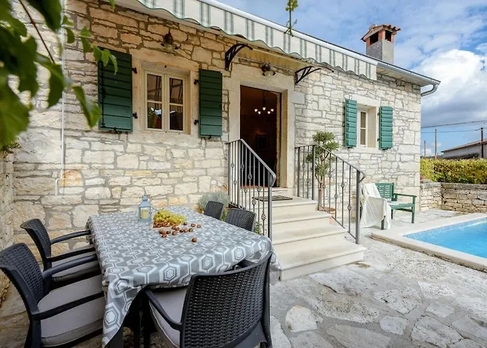 In With Swimming Pool Vila