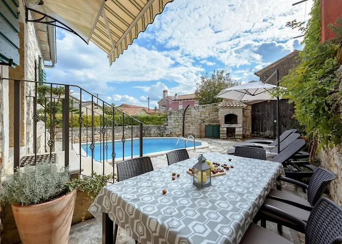 In With Swimming Pool Vila